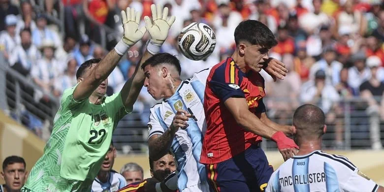 Kiper Timnas Argentina Emiliano Martinez (kiri pertama) melakukan penyelamatan selama pertandingan final Piala Dunia 2026 antara Spanyol vs Argentina di Stadion New York New Jersey, Amerika Serikat, Senin (20/7/2026) dini hari WIB. 