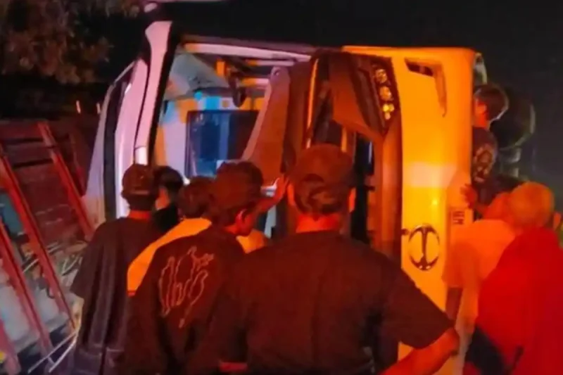 Kronologi Bus Sinar Jaya Terguling di Brebes, Hantam Jembatan lalu Tabrak Truk