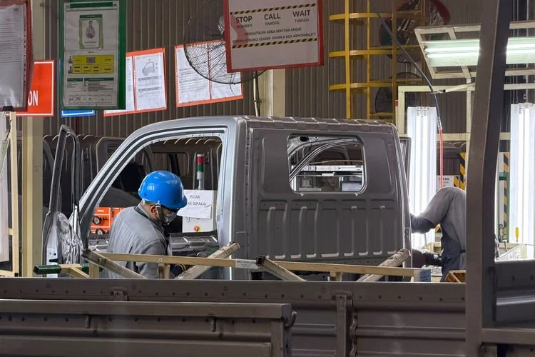 proses perakitan truk Isuzu