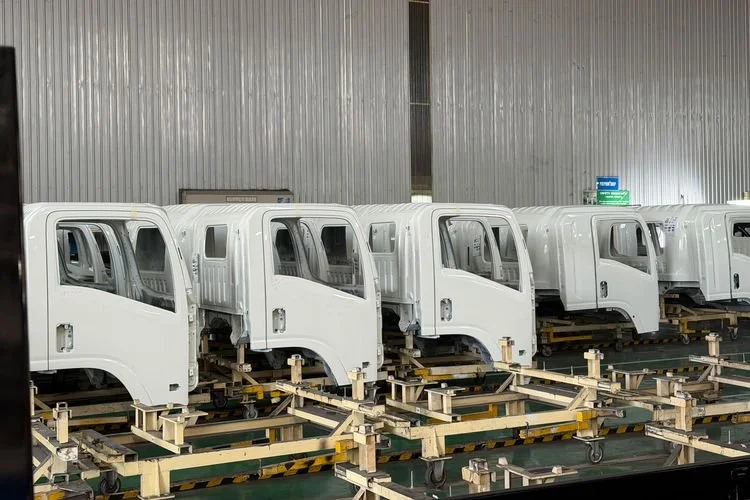 proses perakitan truk Isuzu