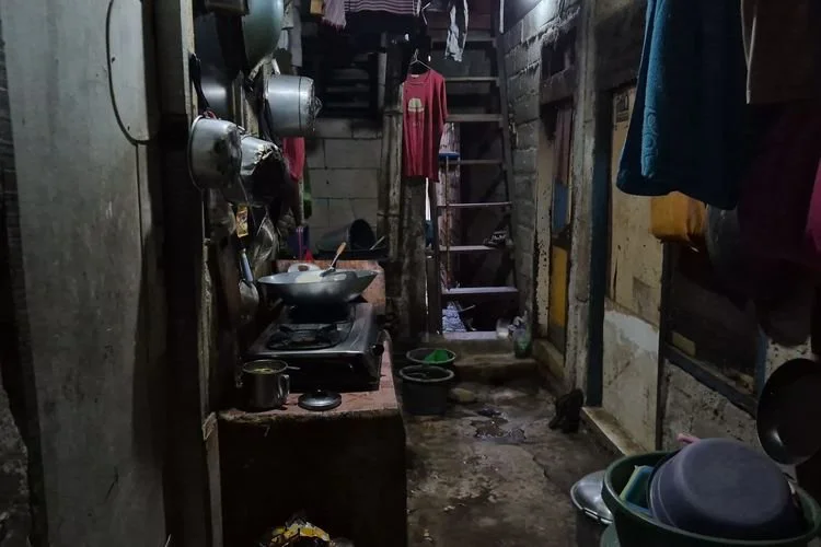 Dapur di depan pintu pada pemukiman minim sinar matahari di Pademangan, Jakarta Utara. Senin, (20/7/2026).
