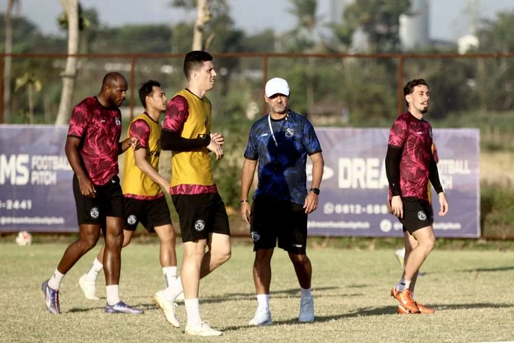 Pelatih Arema FC Marcos Santos memimpin latihan untuk persiapan mengarungi musim baru 2026-2027 di Dream Soccer Pitch Pakis, Kabupaten Malang, Senin (20/7/2026) sore.