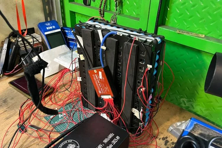 Ilustrasi perbaikan baterai motor listrik di EV Solution.