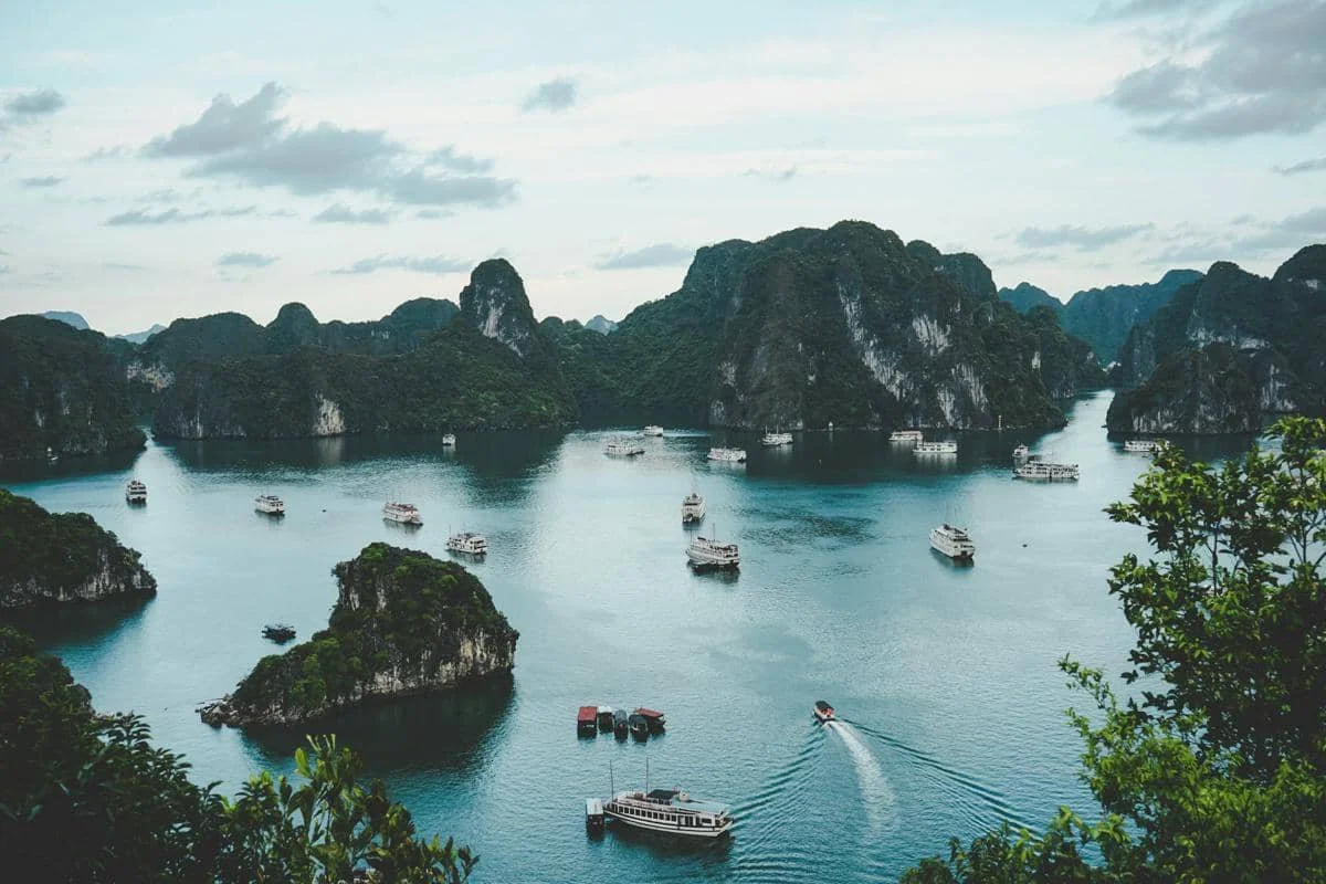 ilustrasi destinasi alam di Ha Long Bay, Vietnam