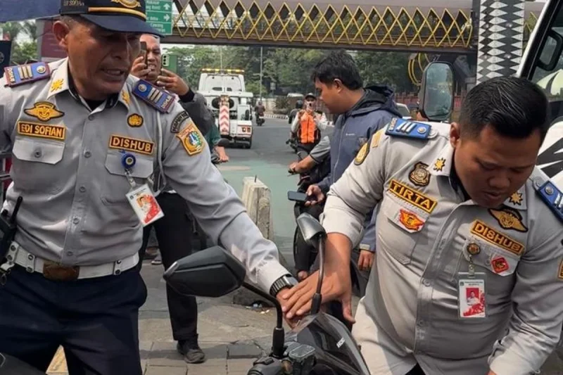"Trotoar Bukan Tempat Parkir Kendaraan, Hanya untuk Pejalan Kaki!"