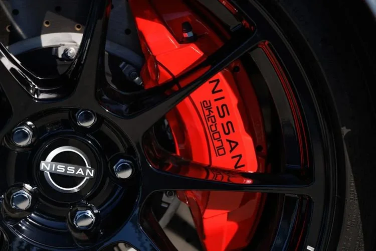 Ragam warna kaliper rem mobil Nissan