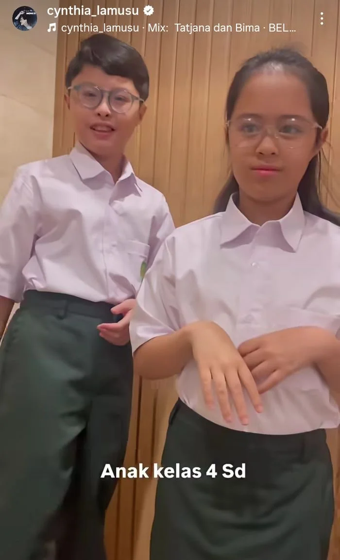 Cynthia Lamusu terharu dua anak kembarnya kembali masuk sekolah dan telah menginjak kelas 4 SD.