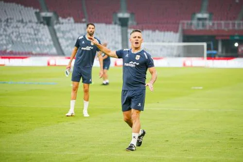 John Herdman saat memimpin sesi latihan Timnas Indonesia Okezone
