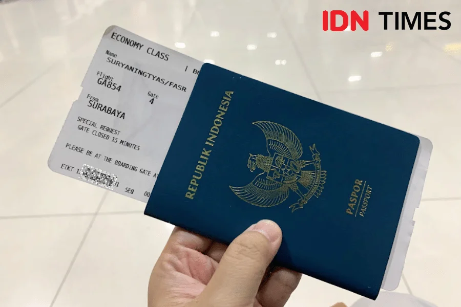 Potret paspor dan boarding pass (IDN Times/Fasrinisyah Suryaningtyas)