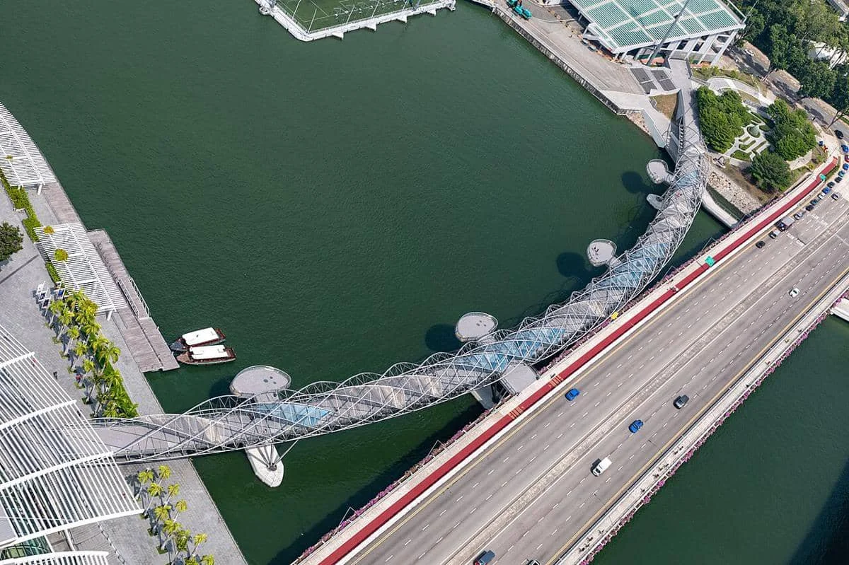 Pemandangan udara Jembatan Helix di Singapura.