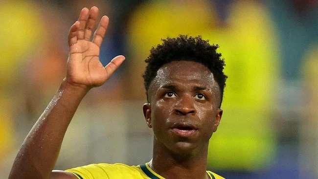 Vinicius Operasi Dagu, Wajahnya Bikin Pangling