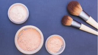 5 Tips Memilih Loose Powder yang Aman untuk Kulit Berjerawat, Hasil Flawless Tanpa Iritasi