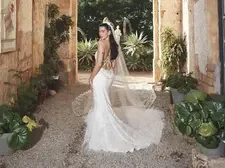 Intip Anggunnya Dua Lipa Kenakan Gaun Chanel Bersejarah Saat Menikah
